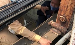 Hà Nội: Chốt kiểm dịch kịp thời ngăn cản người đàn ông định nhảy cầu 