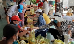 Trao 1.000 thùng nước và quà hỗ trợ Bến Tre ứng phó hạn mặn