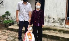 Cụ bà vợ liệt sĩ tặng 1 tạ gạo hỗ trợ chống dịch Covid-19