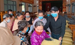 Minh Luân phát 4,5 tấn gạo và 150 thùng mì giúp người dân miền Tây chống dịch Covid-19