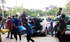 2 tấn gạo đến với những hộ nghèo bị thiệt hại bởi mưa đá ở Sơn La