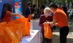 Chương trình “Vững niềm tin Việt Nam” tặng gần 6.000 suất nhu yếu phẩm cho người dân chịu ảnh hưởng bởi dịch Covid-19 