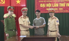 CSGT nhặt được ví tiền trả lại người đánh rơi