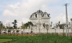 Tòa bạch dinh xa hoa giữa đồng của cụ bà bán rau 80 tuổi ở Hà Tĩnh