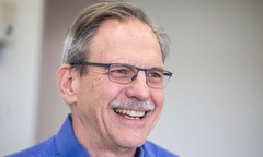 Trở thành tỷ phú, giáo sư Harvard vẫn đạp xe đi làm