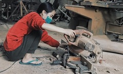 Nữ 9x mê nghề mộc, tự đóng nội thất, làm đồ chơi tặng trẻ mồ côi