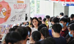 Hoa hậu Tiểu Vy tham gia  "Phiên chợ 0 đồng ", giúp sinh viên khó khăn