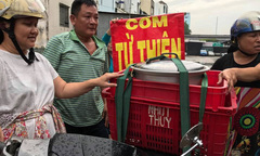 Ấm lòng đôi vợ chồng miệt mài 6 năm phát cơm miễn phí cho bệnh nhân ung thư