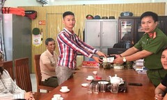 Bắc Giang: Trưởng Công an xã trả 38 triệu đồng và vàng cho người đánh mất