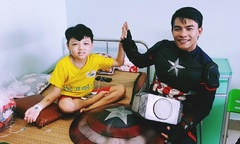 Biệt đội siêu anh hùng đến tặng quà cho các bệnh nhi ung thư, chạy thận trong dịp 1/6
