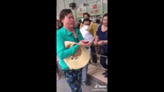 Video: Người phụ nữ bật khóc nức nở cảm ơn thanh niên nhặt giúp 11 triệu tiền viện phí của mẹ