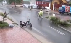 Nam sinh lớp 6 dọn rác ở miệng cống giữa trời mưa tầm tã khiến cộng đồng mạng thán phục