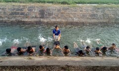 Xót xa cảnh học sinh đuối nước, thầy giáo ngăn dòng dạy bơi miễn phí ở vùng “rốn lũ”