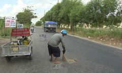 Video: Cảm phục người đàn ông bán vé số vá đường tại Cần Thơ