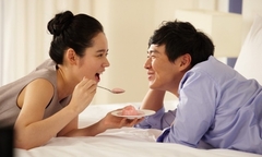 Thấy biểu hiện này chứng tỏ đàn ông đang ghen  "phát điên " nhưng vẫn  "không cảm xúc "