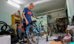 Chàng trai  "hồi sinh " xe đạp cũ tặng người nghèo