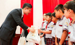 Hanwha Life Việt Nam trao tặng 1.000 phần quà cho trẻ bị ảnh hưởng bởi dịch Covid-19 