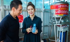 Vợ chồng Lý Hải lắp đặt máy lọc nước giúp người dân vùng cao