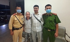 CSGT cùng công an phường tìm người thân cho cụ ông 90 tuổi bị lạc