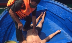 Biên phòng cửa khẩu cảng Hải Phòng cứu nạn kịp thời ngư dân bị rơi xuống biển