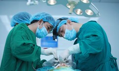 Những giọt mồ hôi rơi nơi phòng mổ