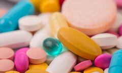 Có nên điều trị mụn theo đơn thuốc không?