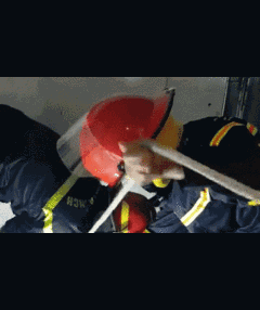 Video: Cảnh sát giải cứu người phụ nữ kẹt trong thang máy