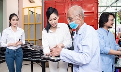 Hoa Hậu Đỗ Thị Hà giản dị trong chuyến đi từ thiện đầu tiên sau đăng quang