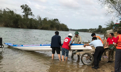 Hội Chữ thập đỏ TP.Đà Lạt tặng thuyền máy cho đồng bào vùng lũ miền Trung