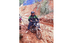 Thầy giáo trẻ ngày ngày vượt núi  "cõng chữ " lên non