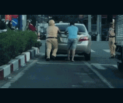 Video: CSGT giúp tài xế đẩy xe ở Bình Dương