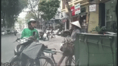 Video: Thấy cô đồng nát bới vỏ lon trong thùng rác, tài xế Grab có hành động bất ngờ