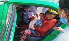 Vừa đi được 2km sản phụ đã chuyển dạ, nam tài xế taxi giúp đỡ đẻ ngay trên xe