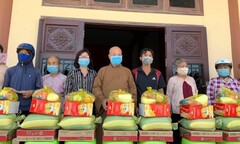 Đại đức Thích Trí Huệ trao gần 4000 suất quà cho bà con nghèo dịp Tết Tân Sửu 2021