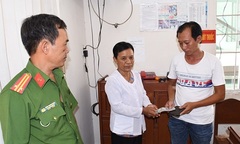 Cô bán rau nhặt được ví tiền có chứa gần 5 triệu đồng, đem nộp Công an trả người đánh mất