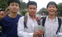 Tuyên dương nhóm học sinh nhặt được 50 triệu đồng tìm người trả lại