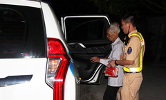 Đi lạc từ Hải Dương đến Hà Nam, cụ ông 87 tuổi được CSGT đưa về nhà