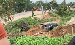  "Người hùng " lái máy xúc đổ đất dập lửa, cứu sống 3 người kẹt trong ô tô