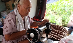 Hành trình 7 năm ròng rã may chăn tặng người nghèo của cụ bà 80 tuổi