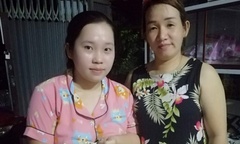 Nhặt được túi xách chứa nhiều đồ có giá trị, nữ cán bộ xã tìm trả người đánh rơi