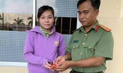 Thiếu tá công an trả lại 4,7 chỉ vàng cho cô gái đánh rơi khi làm CCCD