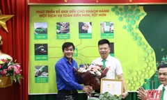 Tài xế taxi cứu cô gái nhảy cầu tự tử ở Thanh Hóa được trao Huy hiệu Tuổi trẻ dũng cảm