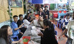 Sinh viên TP.HCM và những suất cháo đêm nghĩa tình