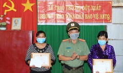 An Giang: Tặng giấy khen hai phụ nữ Khmer dũng cảm bắt cướp