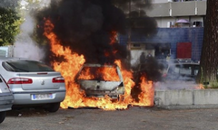 Kỳ lạ nghi thức đốt xe ôtô xua xui xẻo, mừng năm mới