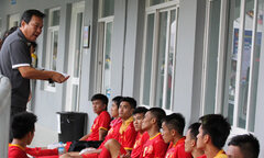 Thầy trò U23 Việt Nam họp chiến thuật ngoài... hành lang