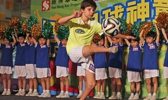 Cụt hai bàn chân, thần đồng Brazil vẫn tâng bóng siêu như Messi