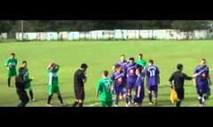 Rút thẻ đỏ, trọng tài bị cầu thủ húc đầu đến vỡ mũi