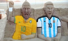  Lộ tượng trên cát của Messi và Neymar ở Brazil