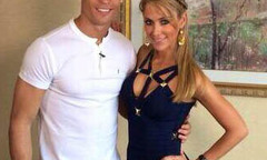 Vắng bạn gái, Ronaldo tòm tem nữ phóng viên?
